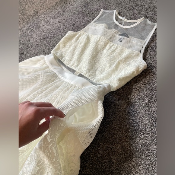 Mesh & lace cutout sleeveless dress - Picture 6 of 6